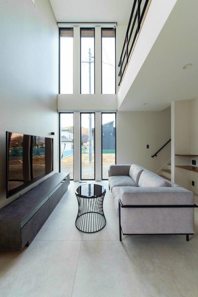 光あふれる連窓の吹抜け空間