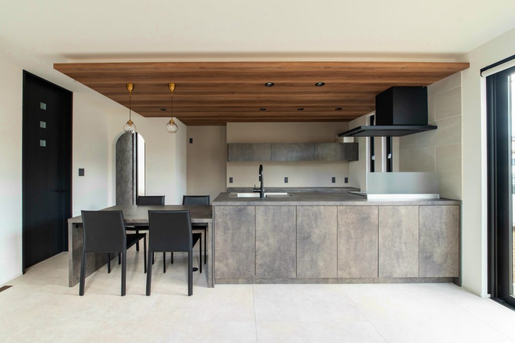 ホテルライクな横並びキッチン+下がり天井