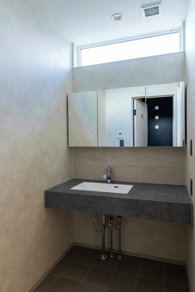 クールモダンな造作洗面台