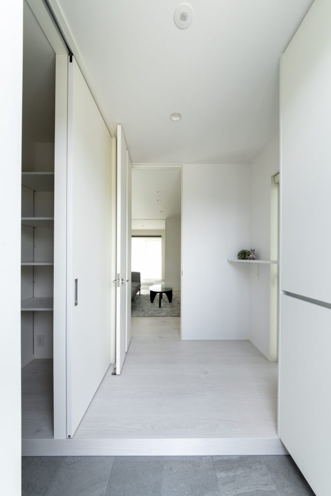 ミニマルデザインの白い玄関