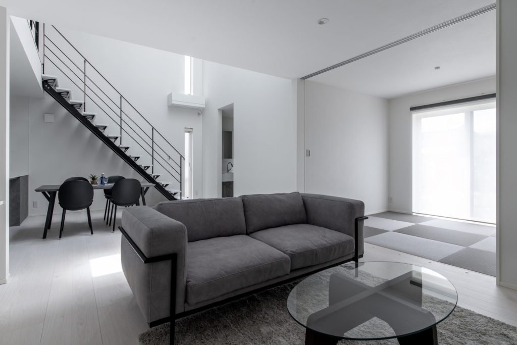 吹抜け×オープン階段の明るいリビング空間