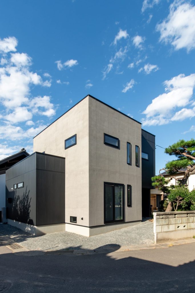 塗り壁×ガルバ×スクエアフォルム。こだわり抜いた異素材ミックスを愉しむ。