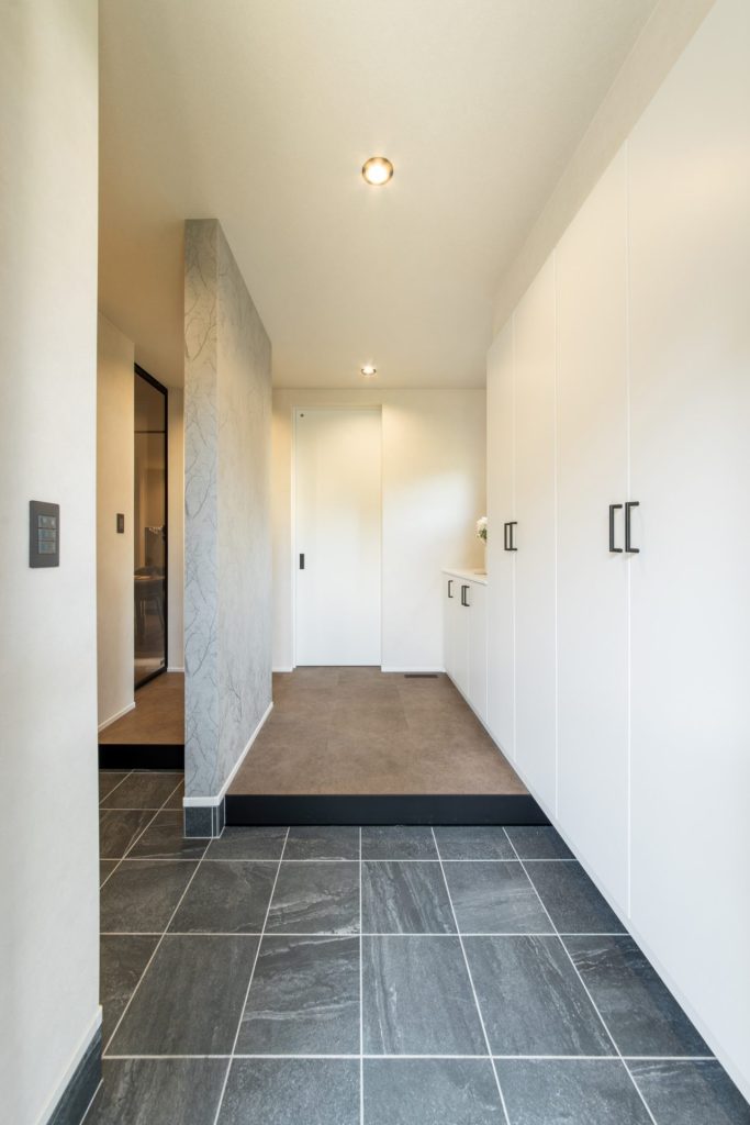 収納たっぷりのエントランス