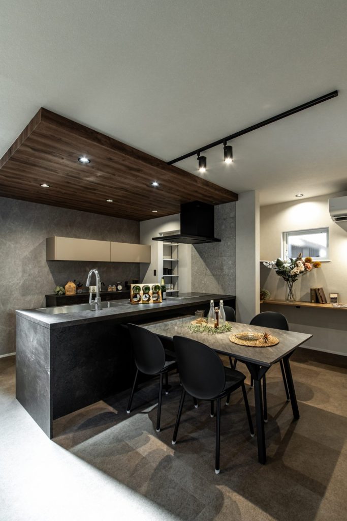 グラフテクト×ダークな木目のキッチン