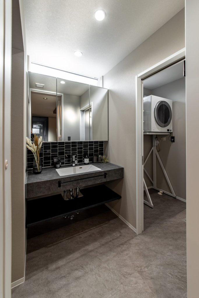 ユニークなタイルが映える造作洗面台