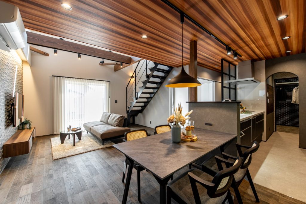 都会的な黒と自然素材が紡ぐ家