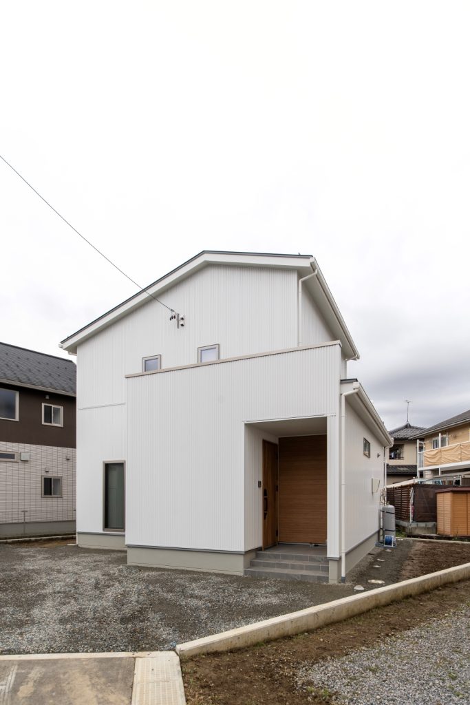 白いガルバリウムの外観