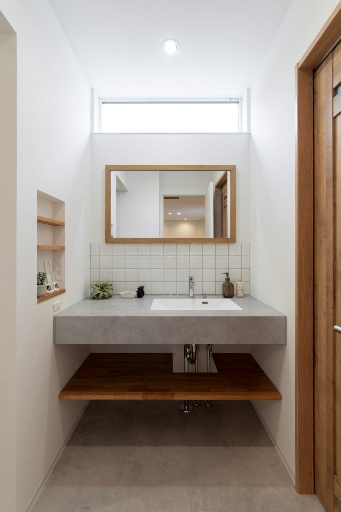 ホワイトとグレーの造作洗面台