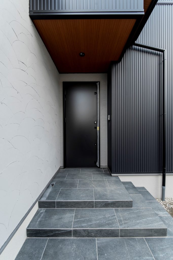 ブラックガルバ×タイルの玄関