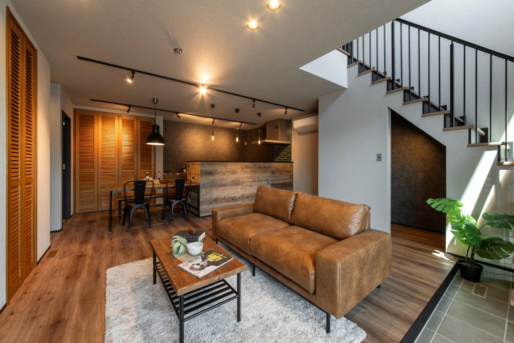 古材と無垢材を活かしたLDKのインテリアデザイン