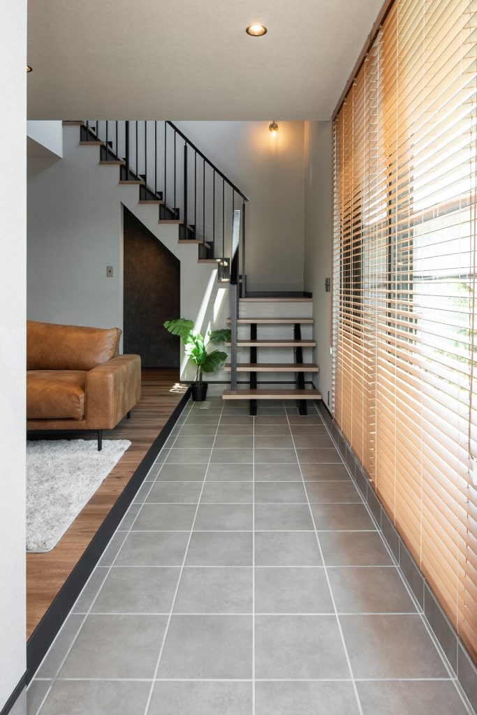 土間リビングと大開口、吹き抜け階段