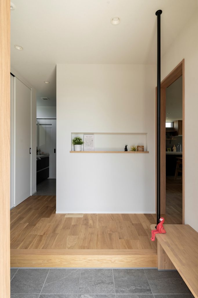 手すり+造作ベンチとウェルカムニッチのある玄関