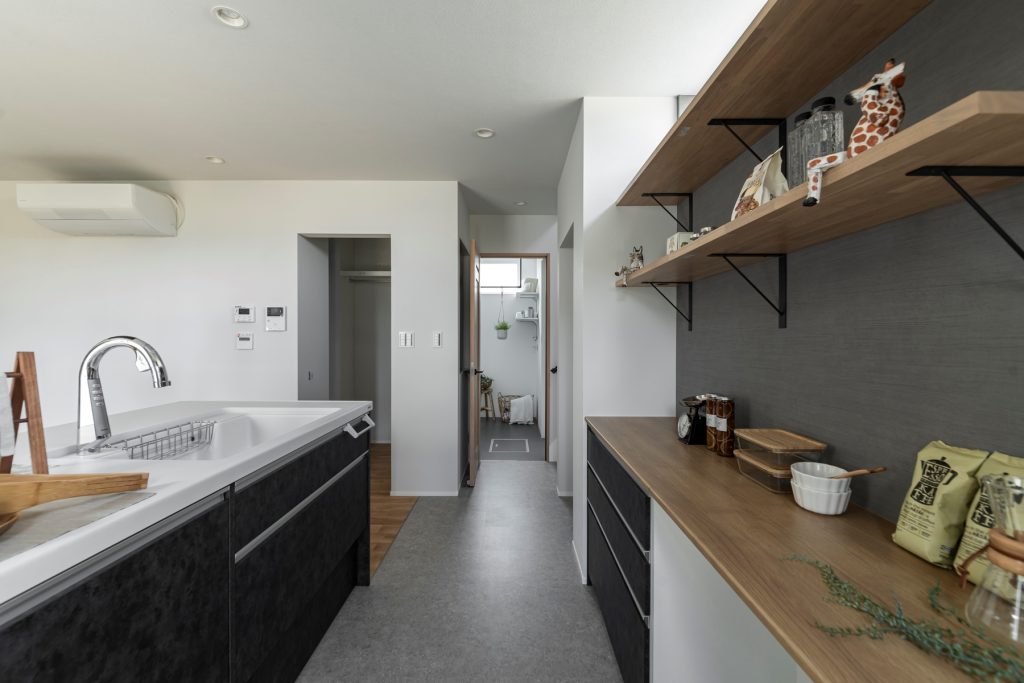 LDKからファミリークロークとランドリーを見る