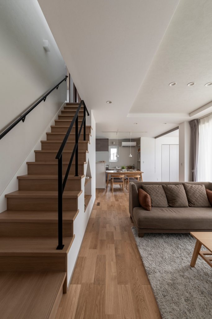 オープン階段+折り上げ天井の開放的なLDK