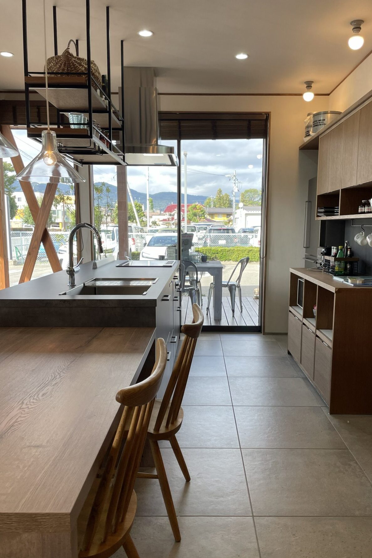 土間キッチンからアウトドアリビングを見る