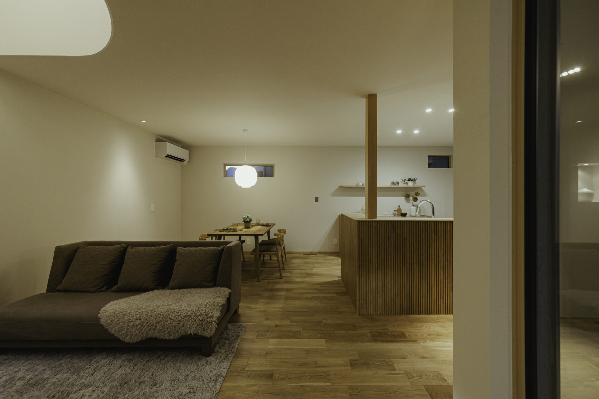光と曲線美が描くジャパンディの家